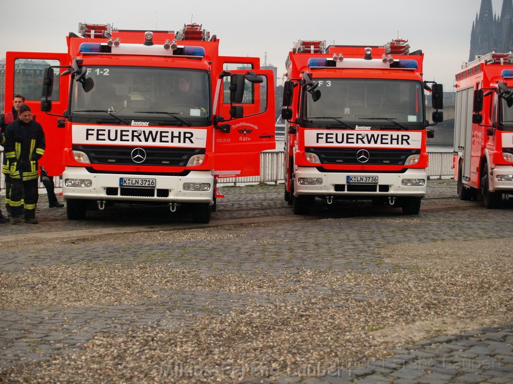 Neue LF`s fuer Koeln Uebergabe in Koeln Deutz an den Wachen  P063.JPG